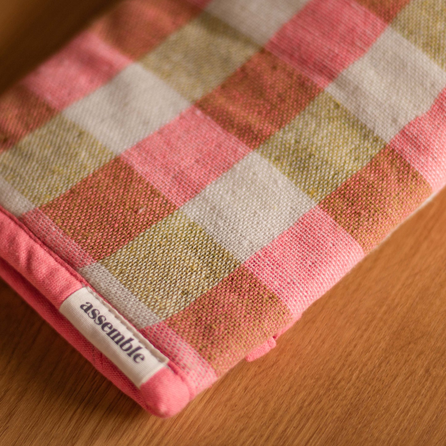 Shop our pink recycled cotton oven mitt with playful check design. A practical kitchen essential for baking, cooking and colourful styling.